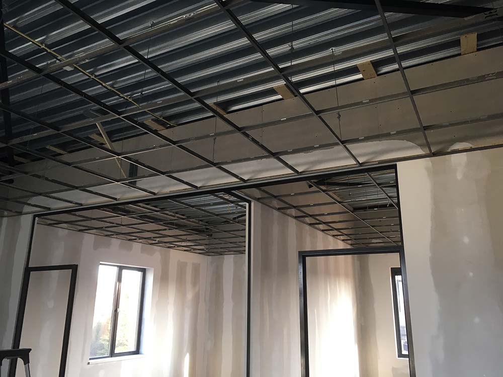 Systeemplafond in aanbouw